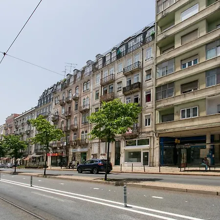 Luxury Retreat! 2 Suites, Balcony & Views!!