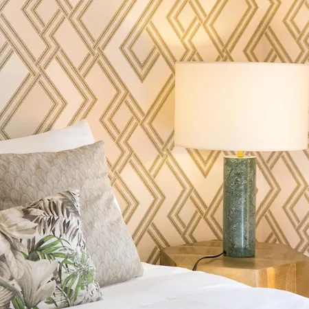 Luxury Retreat! 2 Suites, Balcony & Views!!