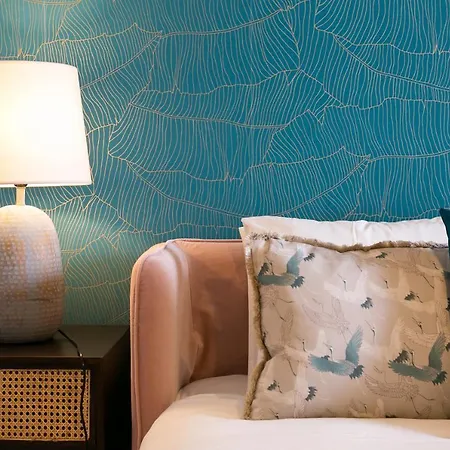 Luxury Retreat! 2 Suites, Balcony & Views!! شقة *