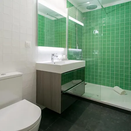 Luxury Retreat! 2 Suites, Balcony & Views!! *