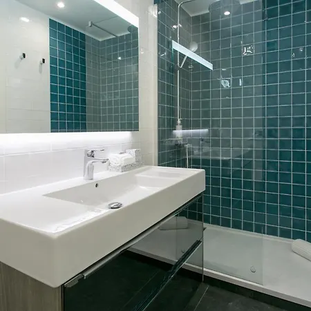 Appartamento Luxury Retreat! 2 Suites, Balcony & Views!! Lisbona