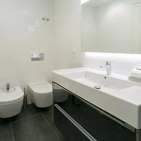 Luxury Retreat! 2 Suites, Balcony & Views!! 公寓 *
