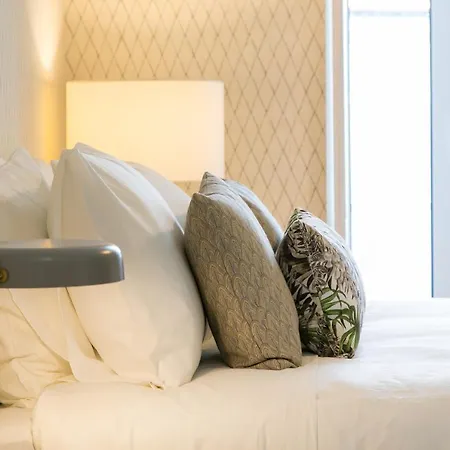 아파트 Luxury Retreat! 2 Suites, Balcony & Views!! *