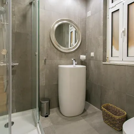 Luxury Retreat! 2 Suites, Balcony & Views!! 아파트 리스본