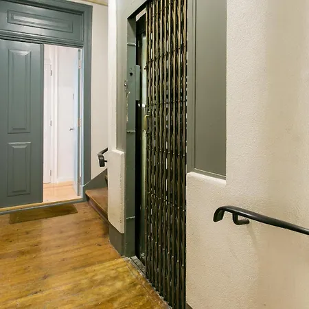 Daire Luxury Retreat! 2 Suites, Balcony & Views!!