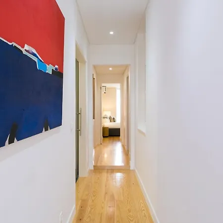 Luxury Retreat! 2 Suites, Balcony & Views!! 아파트