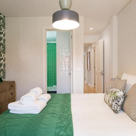 아파트 Luxury Retreat! 2 Suites, Balcony & Views!! 리스본