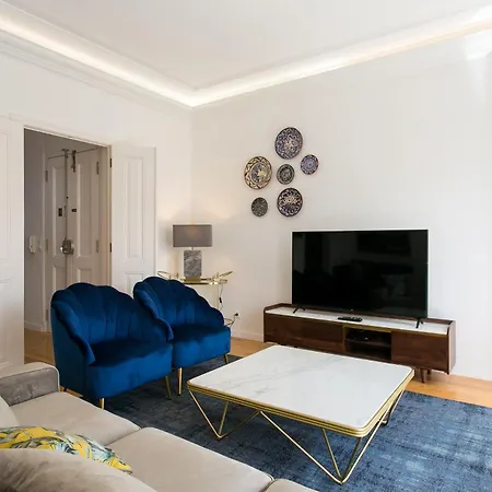 Luxury Retreat! 2 Suites, Balcony & Views!! *