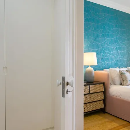 Luxury Retreat! 2 Suites, Balcony & Views!! Daire