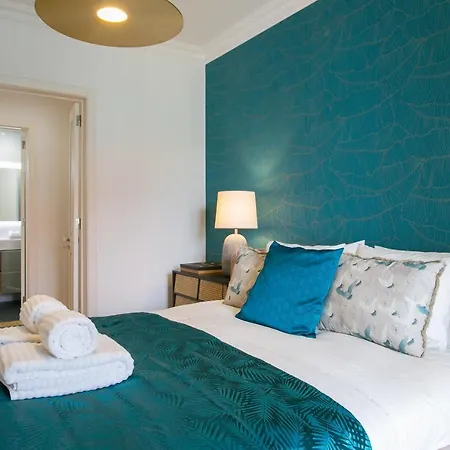 公寓 Luxury Retreat! 2 Suites, Balcony & Views!! *