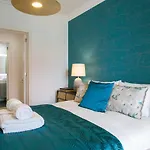 아파트 Luxury Retreat! 2 Suites, Balcony & Views!! *