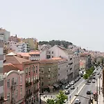 Luxury Retreat! 2 Suites, Balcony & Views!! 아파트 리스본