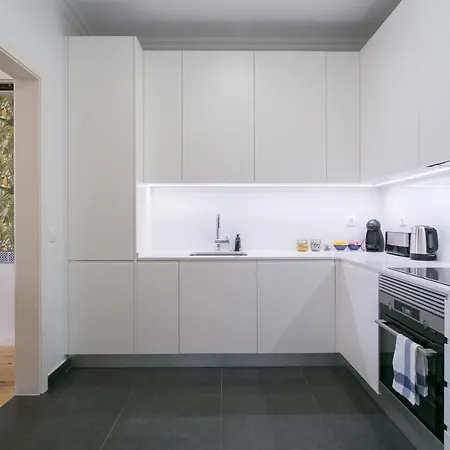 Luxury Retreat! 2 Suites, Balcony & Views!!