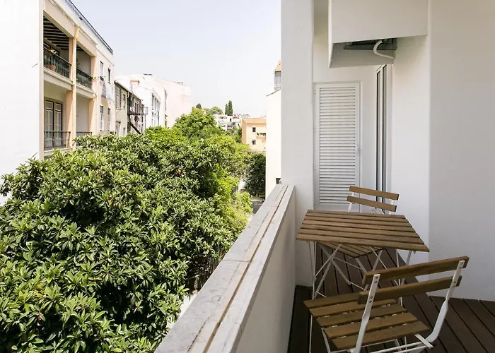 Luxury Retreat! 2 Suites, Balcony & Views!! شقة *
