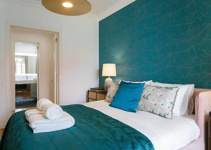 شقة Luxury Retreat! 2 Suites, Balcony & Views!! *