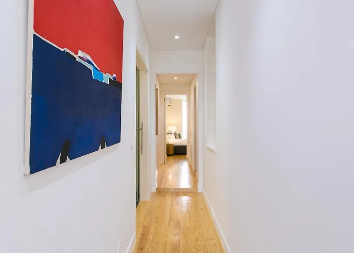 Luxury Retreat! 2 Suites, Balcony & Views!! شقة