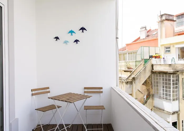 شقة Luxury Retreat! 2 Suites, Balcony & Views!! *