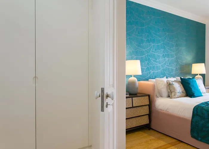 Luxury Retreat! 2 Suites, Balcony & Views!! شقة